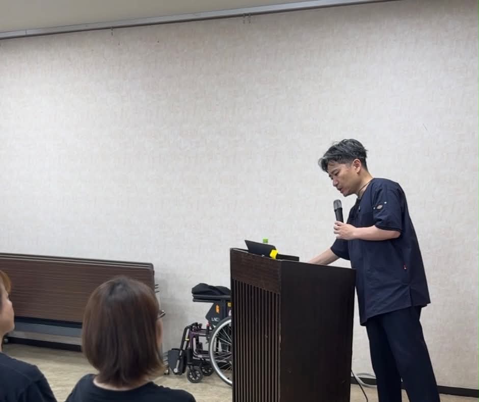 研修で話す木下先生と受講者